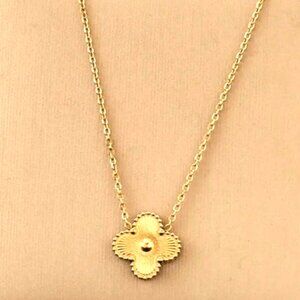 SINGLE TEXTURED 18K GOLD PLATED QUATREFOIL CLOVER NECKLACE